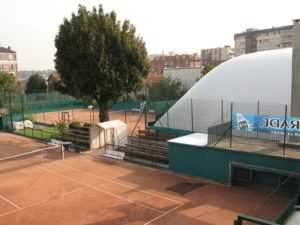 Photographie représentant le tennis-club de Villemomble et ses courts en terre battue.